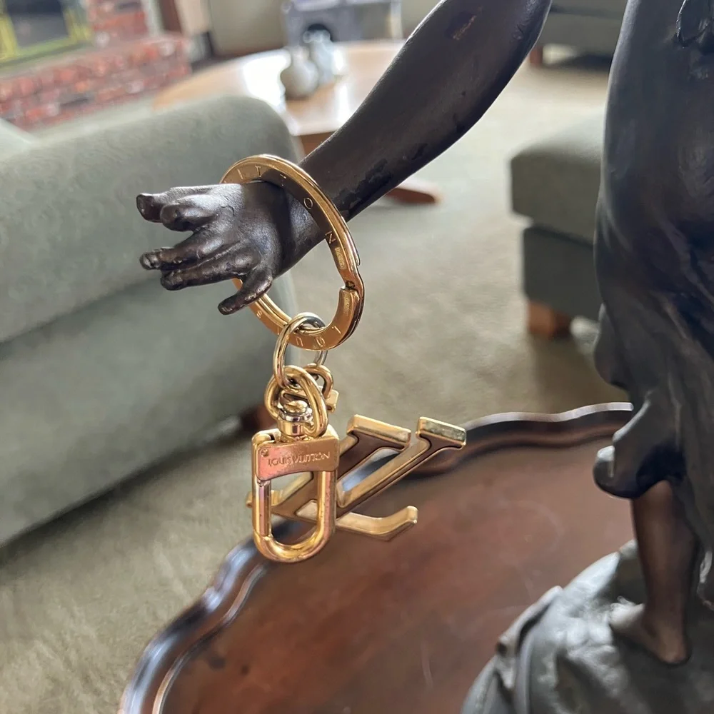Louis Vuitton Gold LV Logo Key Ring or purse charm preloved.AUTHENTIC - Picture 9 of 9